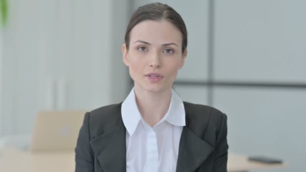 Portrait Femme Affaires Secouant Tête Dans Approbation — Video