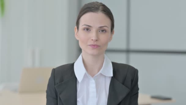 Aufgeregte Geschäftsfrau Feiert Erfolg Und Fühlt Sich Glücklich — Stockvideo