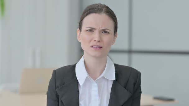 Frustration Businesswoman Reacting Financial Loss — Vídeo de Stock