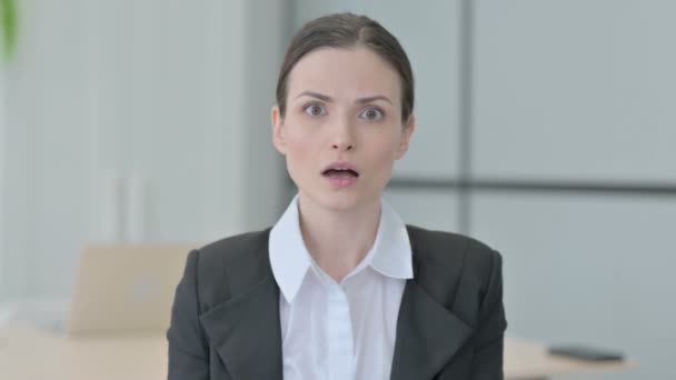 Shocked Businesswoman Wondering Awe Feeling Astonished — Stockvideo