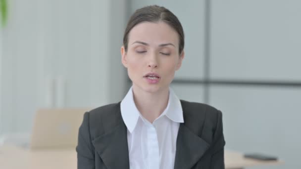 Femme Affaires Avec Doigt Sur Les Lèvres Demandant Silence — Video