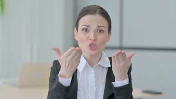 Zrozpaczona Bizneswoman Mówiąca Gniewie Stresie — Wideo stockowe
