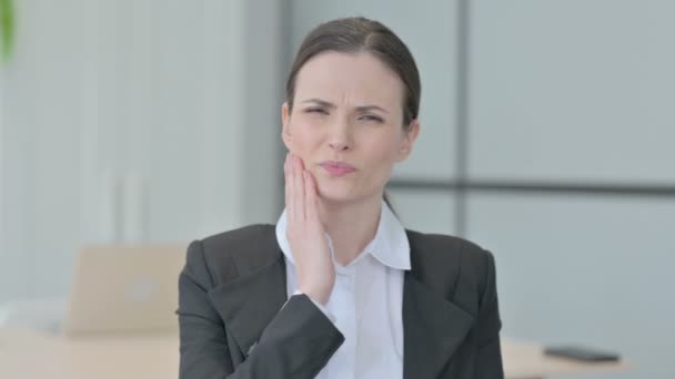 Retrato Mulher Negócios Com Dor Dente Dor — Vídeo de Stock