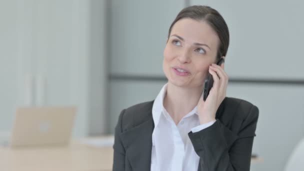 電話で話している実業家の肖像画 — ストック動画