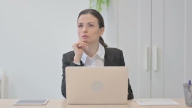 dizüstü bilgisayarda çalışırken düşünme genç iş kadını