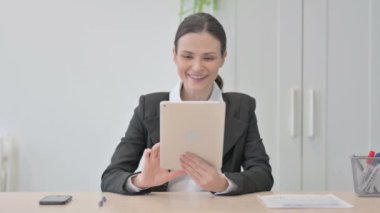 Genç Businesswoman tarafından tablet online görüntülü sohbet