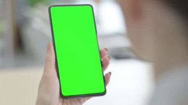 Yeşil Krom Ekran ile Telefon Kullanan Kadın