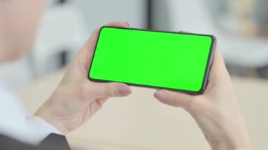 Yeşil Ekran ile Elleri Tutan Akıllı Telefonu Kapat
