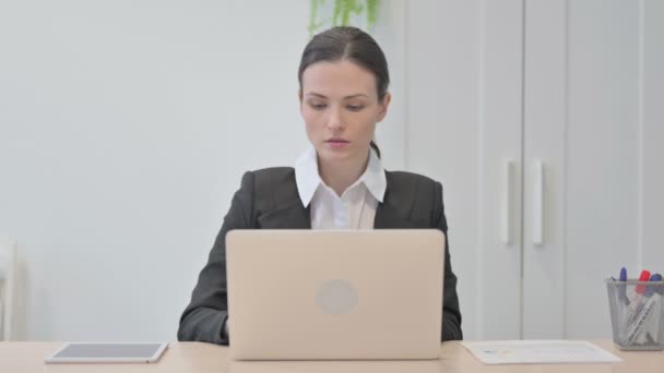 Dizüstü Bilgisayar Kullanırken Boynu Ağrıyan Genç Kadını — Stok video