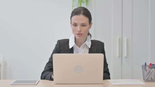 Junge Geschäftsfrau Hat Rückenschmerzen Während Sie Laptop Benutzt — Stockvideo