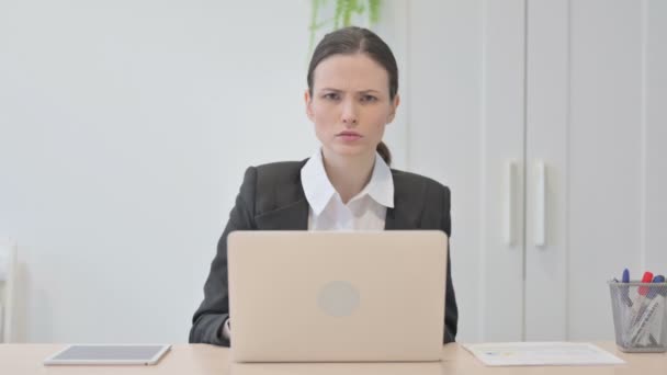 年轻的女商人在笔记本电脑上工作时摇头拒绝 — 图库视频影像