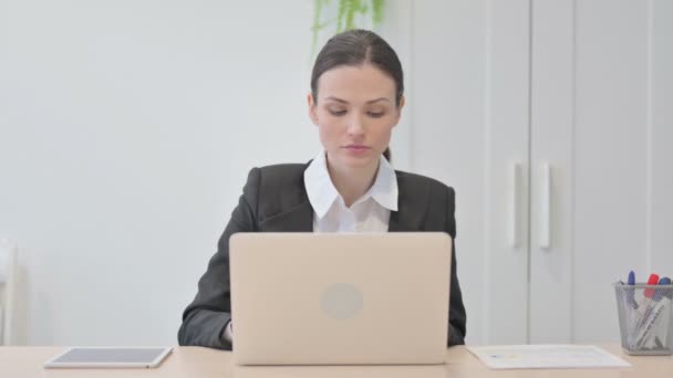 Thumbs Young Businesswoman Working Laptop — Stockvideo