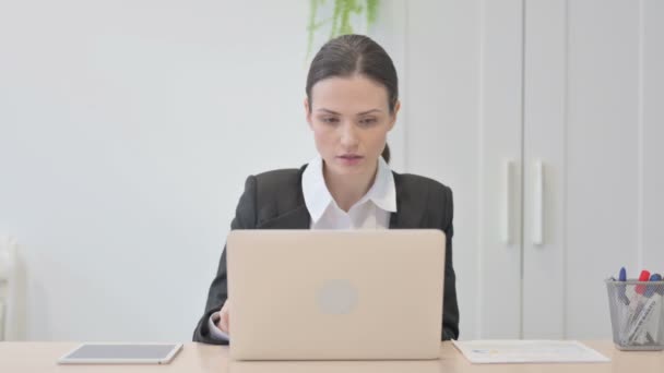 Молодая Предпринимательница Покидает Офис После Закрытия Ноутбука — стоковое видео