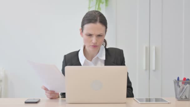 Young Businesswoman Feeling Upset While Doing Paperwork — Vídeos de Stock