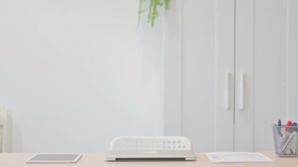 Молодая Предпринимательница Возвращается Офис Открывает Ноутбук — стоковое видео