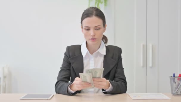 Junge Geschäftsfrau Die Bei Der Arbeit Dollar Geld Zählt — Stockvideo