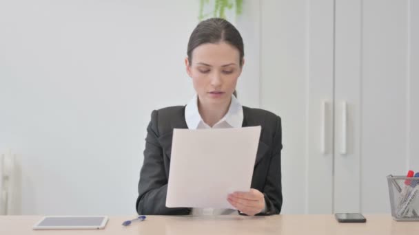 Молодая Предпринимательница Празднует Успех Чтении Документов Офисе — стоковое видео
