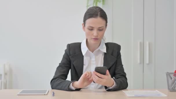 Young Businesswoman Browsing Internet Smartphone Office — Wideo stockowe
