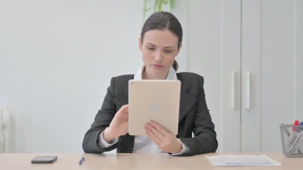 Shocked Young Businesswoman Reacting Loss Digital Tablet — Stock Video