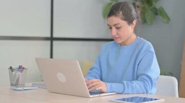 Ofiste Dizüstü bilgisayarda yazan Hintli kadın.