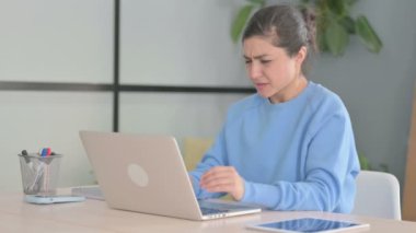 Dizüstü bilgisayarda çalışırken başı ağrıyan Hintli kadın