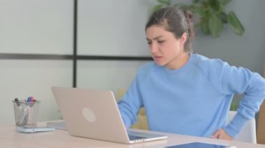 Dizüstü bilgisayar kullanırken Sırt Ağrısı Olan Hintli Kadın