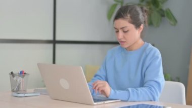 Dizüstü bilgisayar kullanırken bileği ağrıyan Hintli kadın