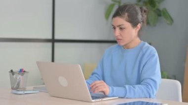 Laptop 'ta çalışırken Hintli Kadın Öksürüyor