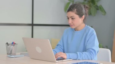 Ofiste Dizüstü bilgisayarda Online Başarı Kutlaması Yapan Hintli Kadın