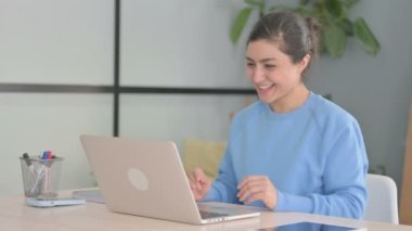 Hintli Kadın Laptop 'ta Video Sohbeti Yapıyor