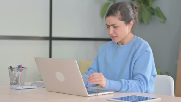 Mulher Indiana Com Dor Cabeça Enquanto Trabalhava Laptop — Vídeo de Stock