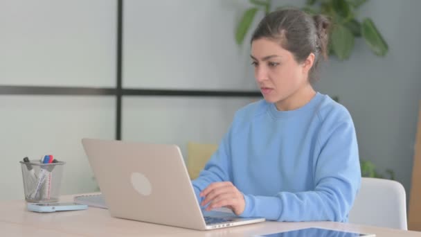 Mulher Indiana Tosse Enquanto Trabalhava Laptop — Vídeo de Stock