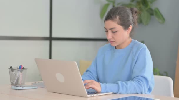 Mulher Indiana Olhando Para Câmera Usar Laptop — Vídeo de Stock