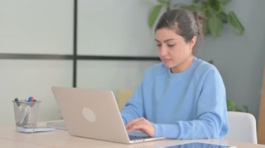 Dizüstü bilgisayarla uğraşırken Hintli Kadın Reddedildi