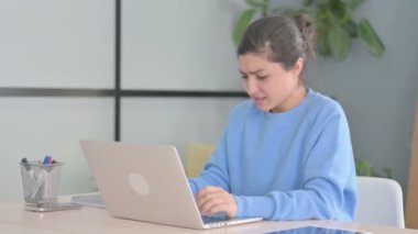 Laptop 'ta Öfkeyle Çalışan Memnun Olmayan Hintli Kadın