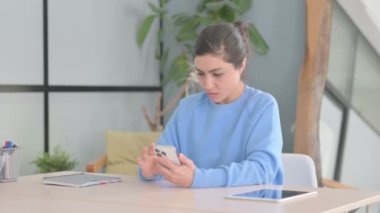 Hintli Kadın Akıllı Telefonla Kayıp 'a Tepki Veriyor