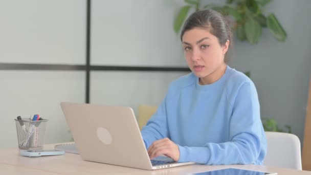 Тулуб Вниз Індіанською Жінкою Працює Лаптопі — стокове відео