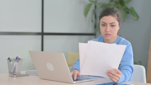 Mulher Indiana Trabalhando Laptop Documentos — Vídeo de Stock