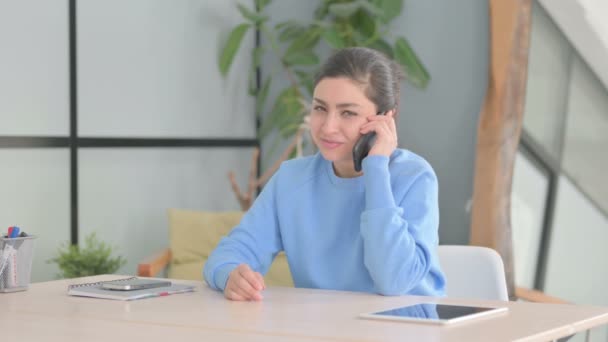 Индийская Женщина Разговаривает Телефону Офисе — стоковое видео