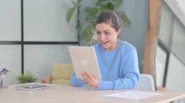 Dijital Tablet 'te Hintli Kadın Tezahürat Yapıyor