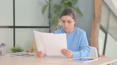 Ofiste Belgeleri Okuyan Hintli Kadın, Evraklar