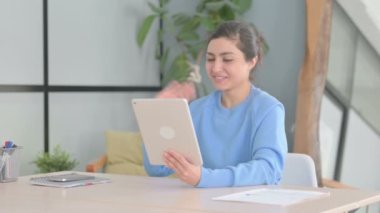 Hintli Kadın 'ın Tablet' te Çevrimiçi Video Sohbeti