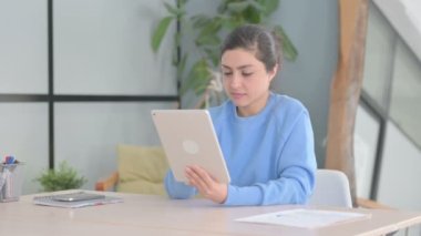 Sayısal Tablet Kaybına Tepkili Hintli Kadın