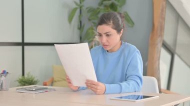 İş Raporu Okurken Kayıp Hintli Kadın Üzülüyor