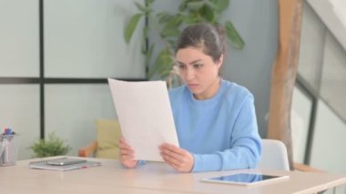 Ofisteki Belgeleri Okurken Başarı Kutlaması