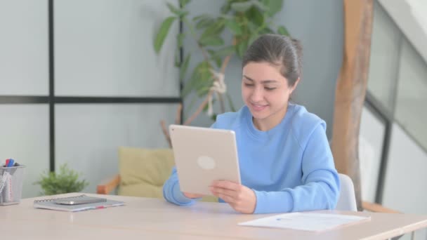 Mulher Indiana Usando Tablet Digital Para Trabalho — Vídeo de Stock