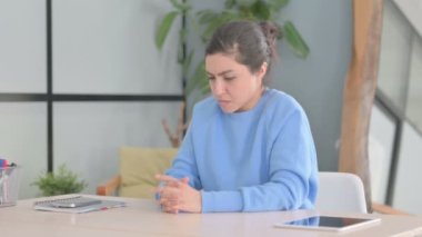 İş yerinde baş ağrısı olan yorgun Hintli kadın, migren.