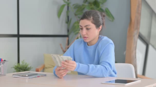 Femme Indienne Compte Dollar Travail — Video
