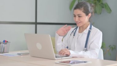 Genç Hintli Doktor Klinikte Video Sohbeti Yapıyor
