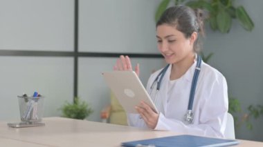 Genç Hintli Doktor 'un Tablet' te Çevrimiçi Video Sohbeti